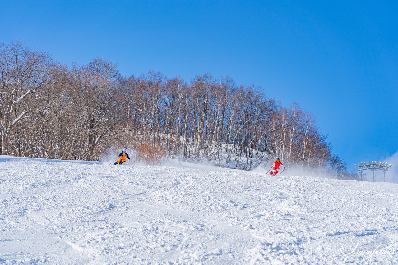 朝里川温泉スキー場　祝・積雪200cm到達。ふわふわのパウダースノーが降り積もったゲレンデを舞台に、女性スキーヤーチーム『TeamKP』成澤栞さんと秋山穂香さんが美しい滑りを披露！